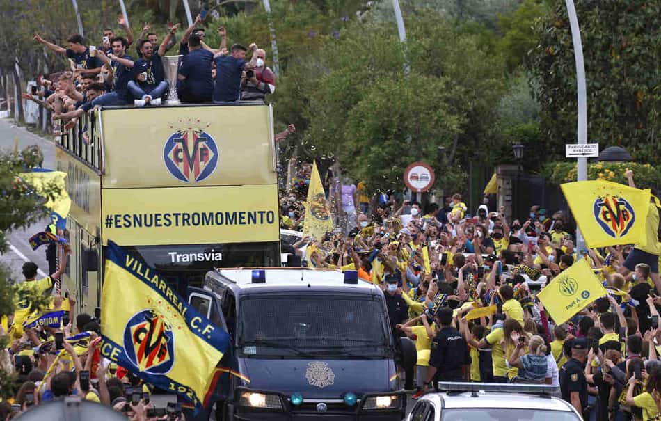 Após título da Liga Europa, Villarreal chega à Espanha com grande festa da torcida