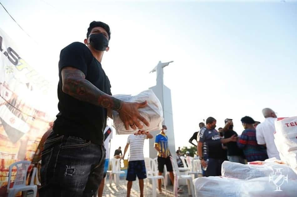 Germán Cano visita comunidade do Tuiuti e entrega cestas básicas ao moradores