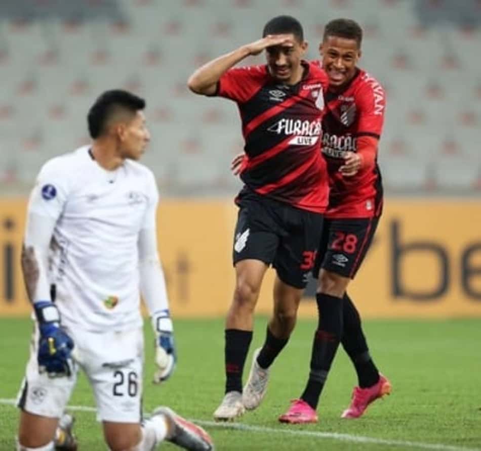 No adeus de Lucho dos gramados, Athletico goleia Aucas e avança na Sul-Americana