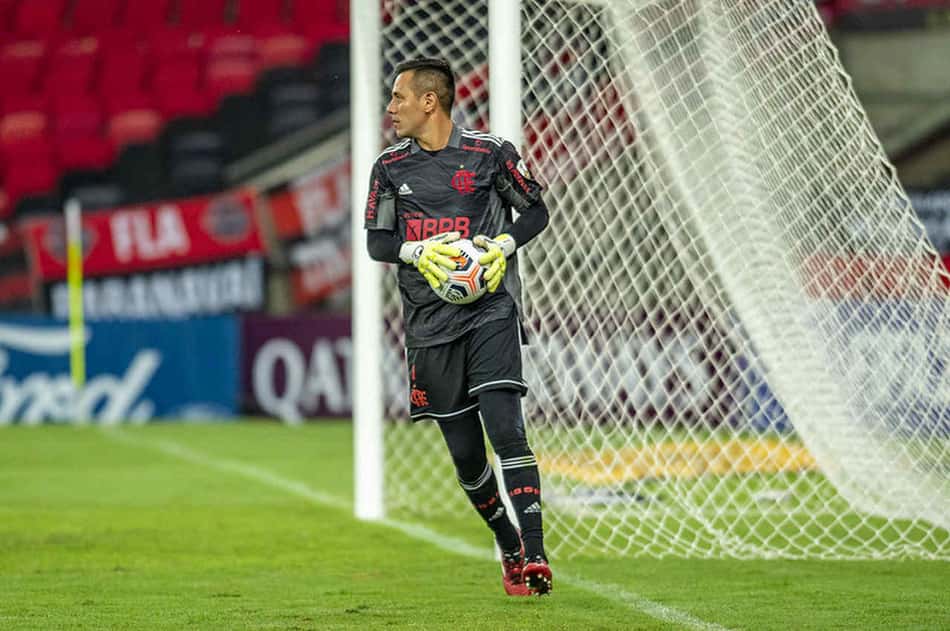 Diego Alves celebra retorno aos gramados e vê espaço para evolução no Flamengo: 'Sempre pode melhorar'