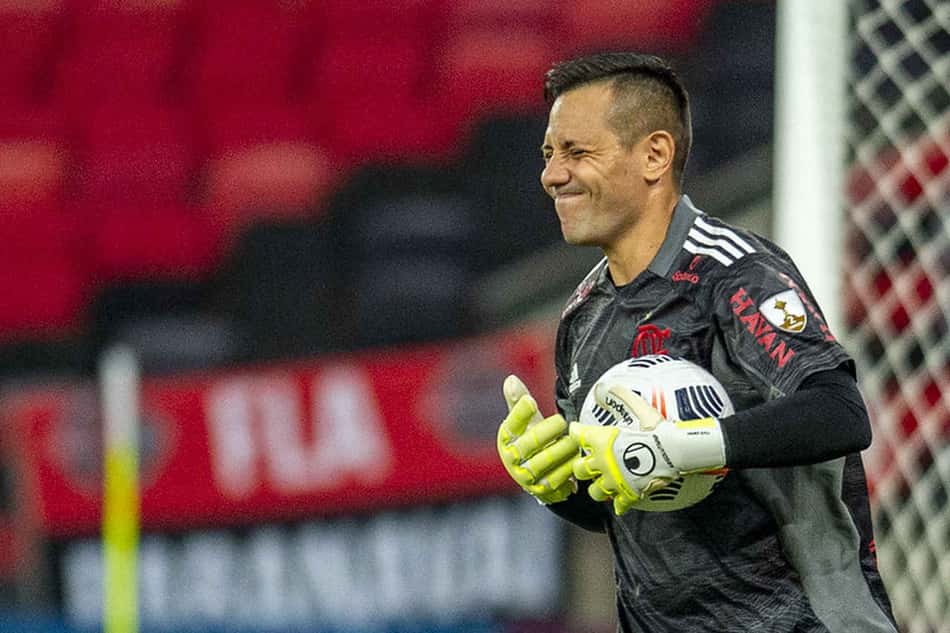 Ventilado na Juventus, Diego Alves tem 'facilitador' no contrato caso queira deixar o Flamengo
