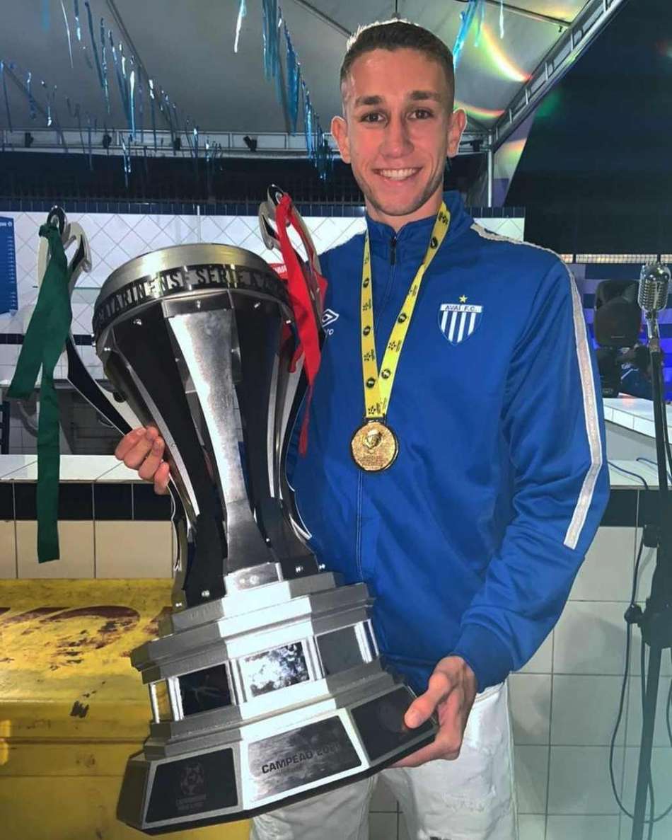 Arthur Chaves celebra a conquista do Catarinense em seu ano de estreia no profissional do Avaí