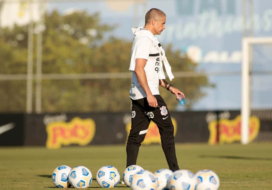 Novo tropeço poderá deixar Sylvinho como o técnico do Corinthians com pior início neste século
