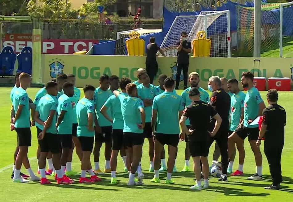 Recuperado de uma amigdalite, Douglas Luiz participa de treino da Seleção