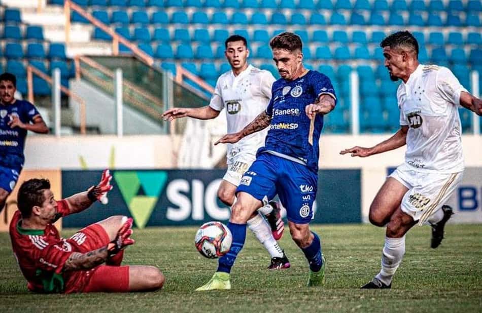 Com dois a menos em campo, Cruzeiro é derrotado pelo Confiança na estreia do Brasileiro da Série B