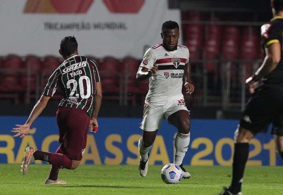 Luan tem edema na coxa esquerda e será desfalque do São Paulo contra o Atlético-GO