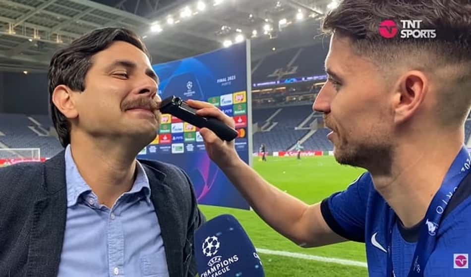 Jorginho e repórter da TNT cumprem aposta após título do Chelsea e ficam de 'cara limpa'; veja o resultado