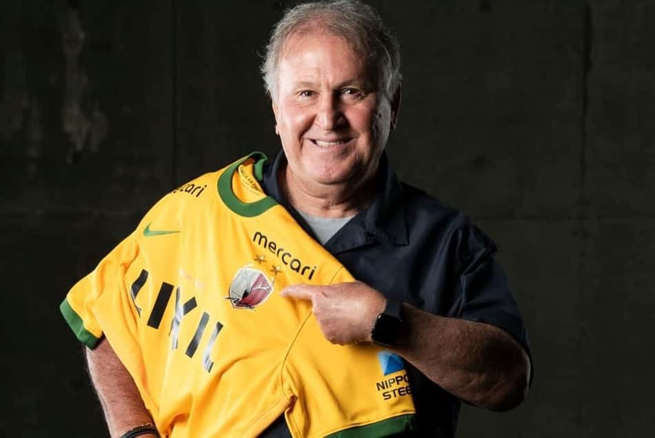 Com Zico como modelo, Kashima Antlers lança uniforme em homenagem à Seleção Brasileira
