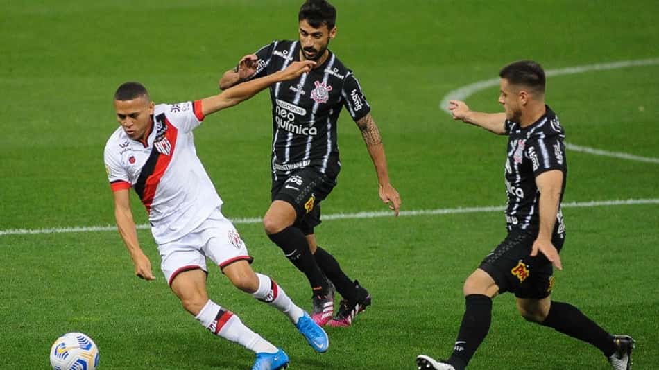 Em noite de Fernando Miguel, Atlético-GO bate o Corinthians na estreia de Sylvinho