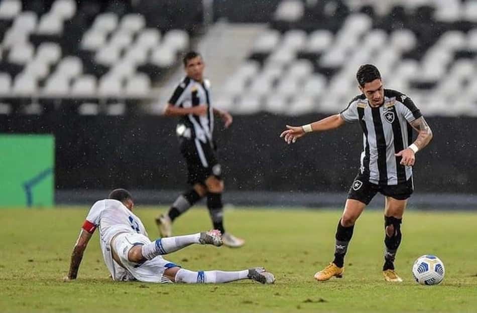 Temporal no Rio interrompe transmissão de jogo do Botafogo, e narrador toma choque; assista
