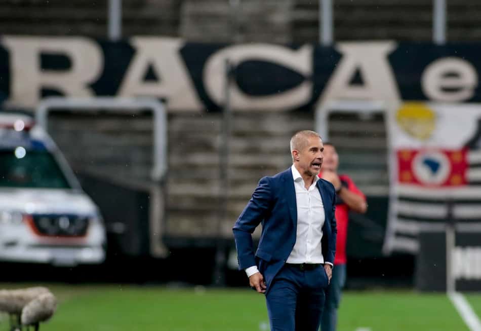 Após derrota na estreia, Sylvinho diz que objetivo do Corinthians no Brasileirão é 'brigar por pontos'