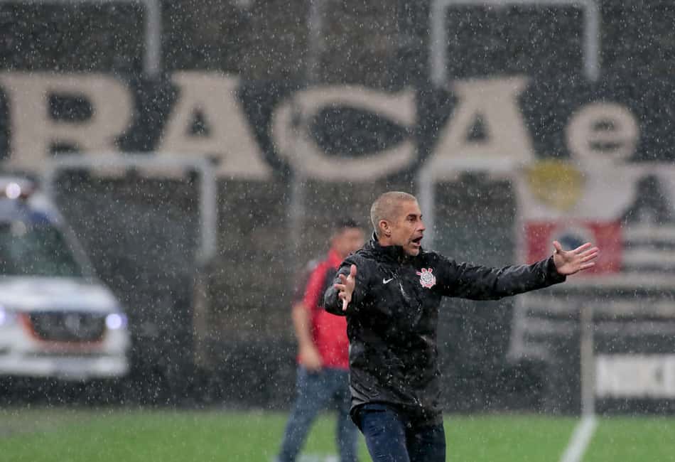 Elétrico até na beira do campo, Sylvinho fala sobre o seu estilo no Corinthians: 'Compito junto'
