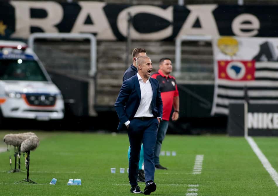 Sylvinho indica preferência por Corinthians sem centroavantes, mas não trata estilo como definitivo