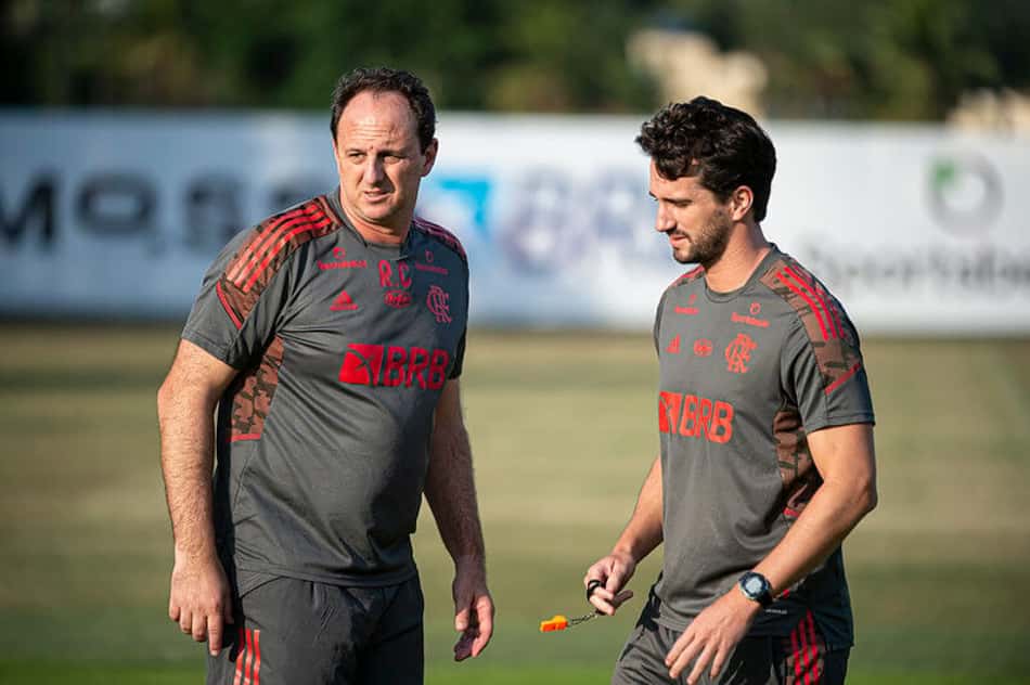 Recuperado da Covid-19, Rogério Ceni se reapresenta ao Flamengo e comanda treino no Ninho