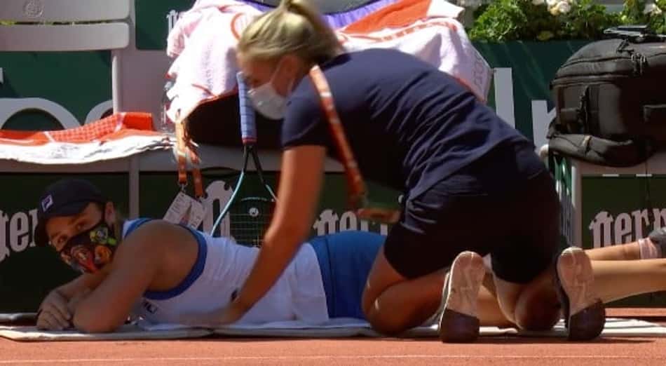 Barty sofre lesão, mas sobrevive em Roland Garros