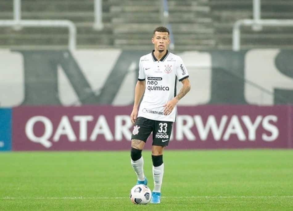 Sylvinho minimiza falha de João Victor em derrota do Corinthians: 'Faz parte do jogo'