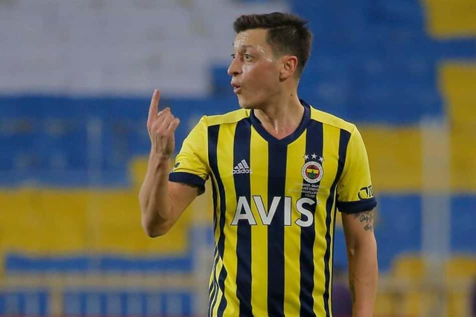 Mesut Özil rescinde contrato com Fenerbahçe e arruma outro clube