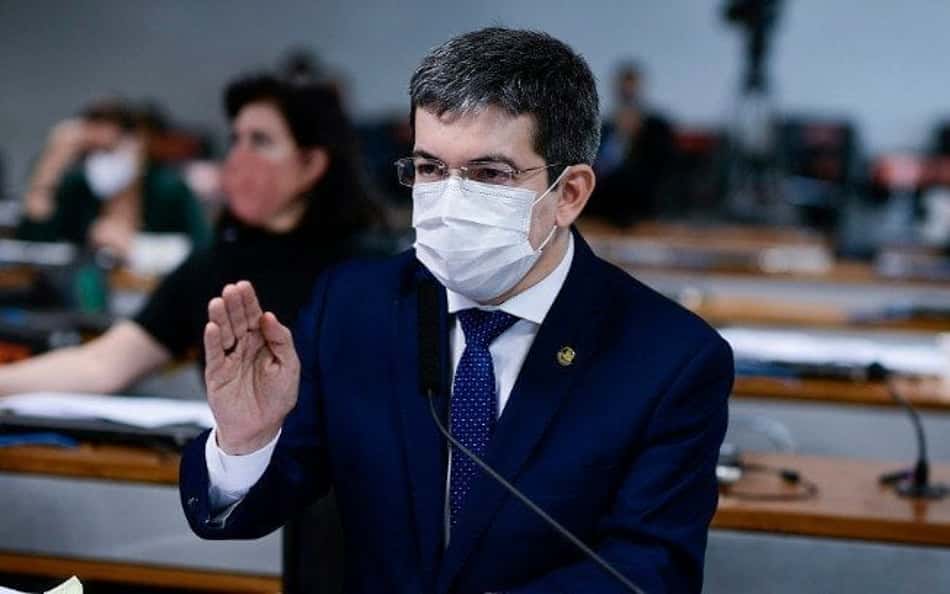 'Avisado sobre uma terceira onda, Bolsonaro abre o país para a Copa América', lamenta Randolfe, na CPI
