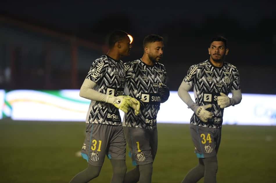 Retrospectiva LANCE!: temporada dos goleiros do Santos tem disputa entre John e João Paulo