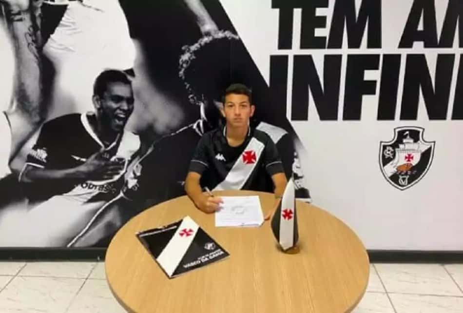 Guilherme Esteves, do Vasco, é convocado pelo técnico Dudu Patetuci para a Seleção Brasileira Sub-15