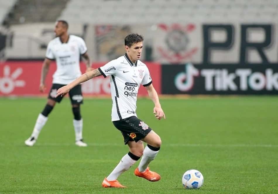 Sylvinho explica ausência de Mateus Vital no time titular do Corinthians: 'Estratégia de jogo'