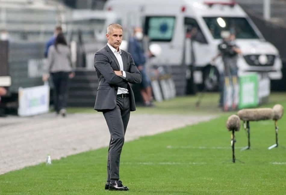 Contra o Bragantino, Sylvinho terá a chance de vencer pela primeira vez em casa como técnico do Corinthians