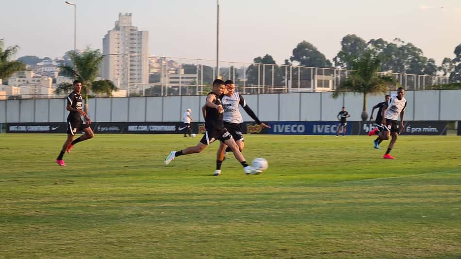 Elenco do Corinthians se reapresenta após derrota para o Atlético-GO, já pensando no próximo compromisso
