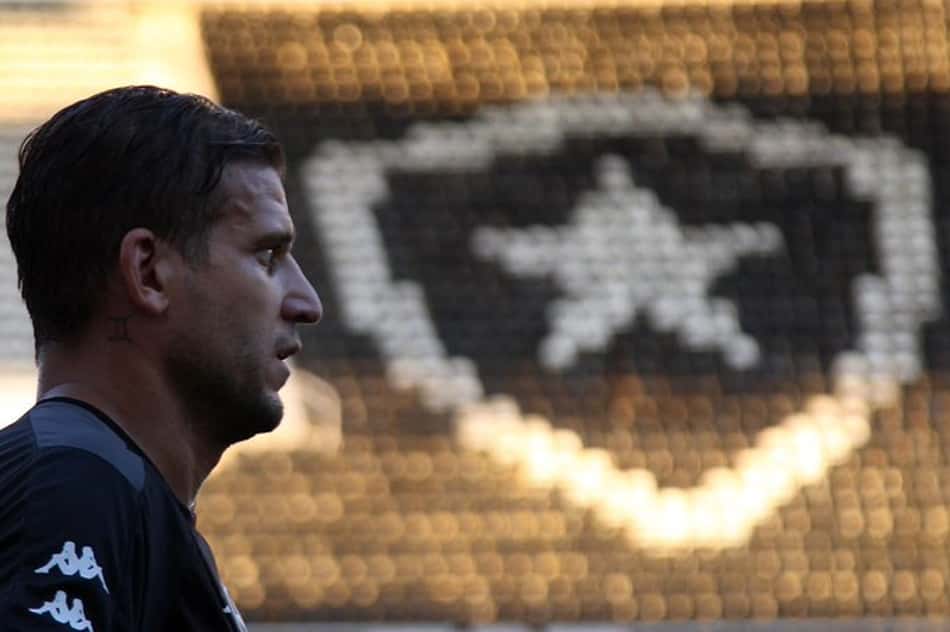 Rafael Moura revela parentesco com Heleno de Freitas e vibra com o Botafogo: 'Honra vestir essa camisa'