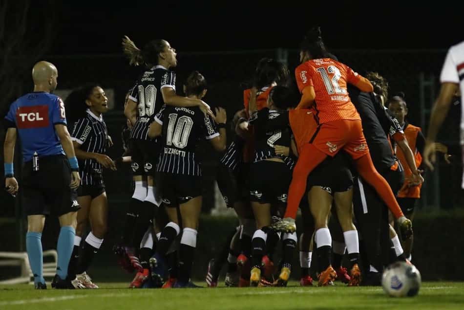 Corinthians vira a partida no último lance e bate o São Paulo por 2 a 1 pelo Brasileirão Feminino