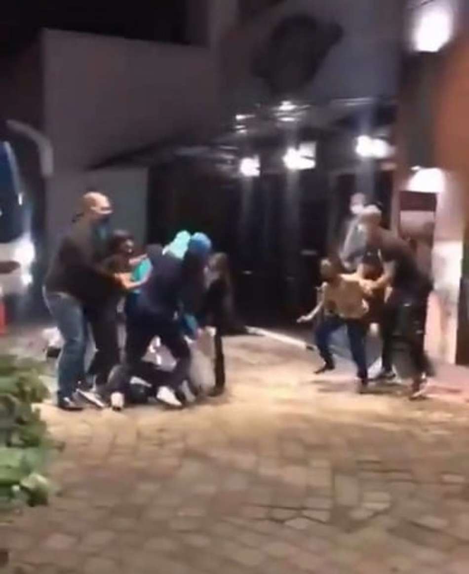 VÍDEO: Neymar entra mancando em hotel da Seleção após ser derrubado por fãs que furaram bloqueio