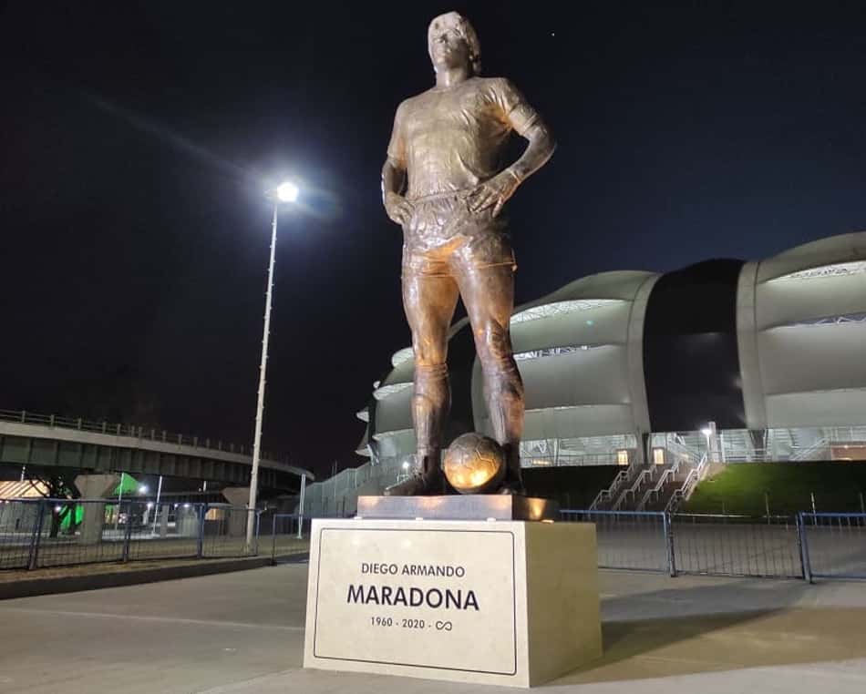 Maradona foi homenageado antes e durante o jogo Argentina x Chile