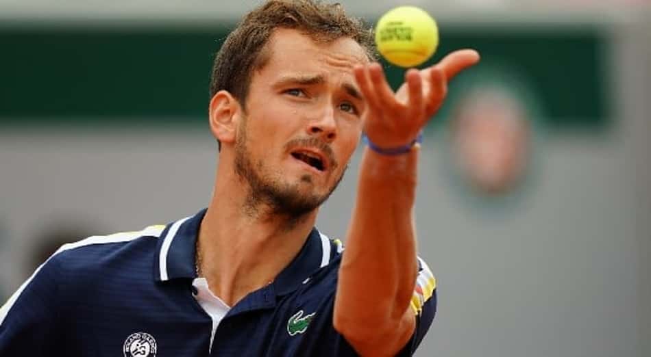 Medvedev joga muito, se vinga de chileno e encara freguês Tsitsipas em Roland Garros
