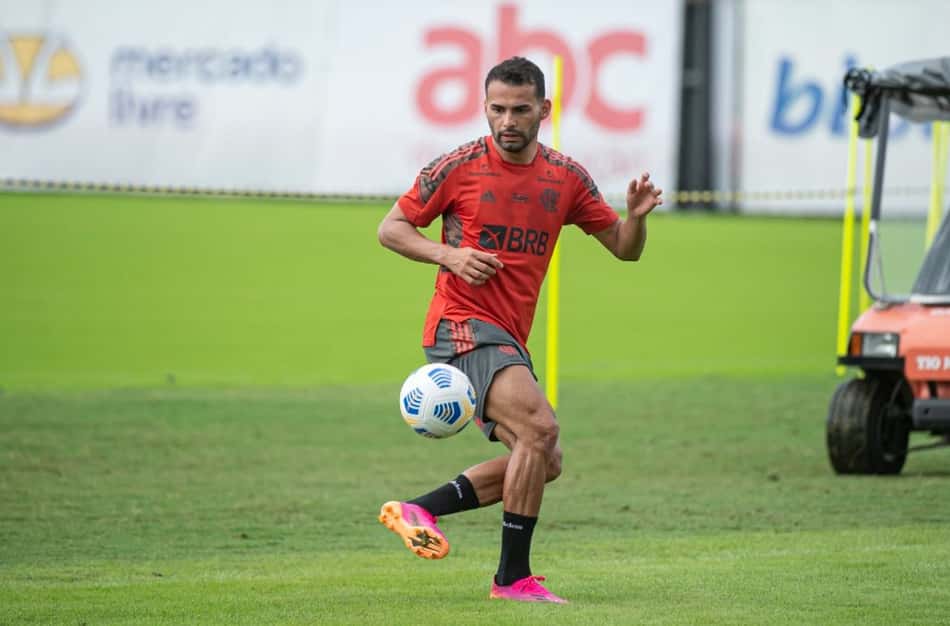 Treino do Flamengo tem Thiago Maia em ação com o grupo e transmissão ao vivo da FlaTV; assista