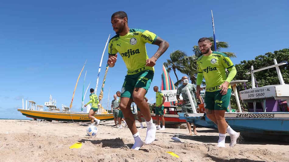 Ainda em Maceió, Palmeiras vai à praia para realizar treino físico