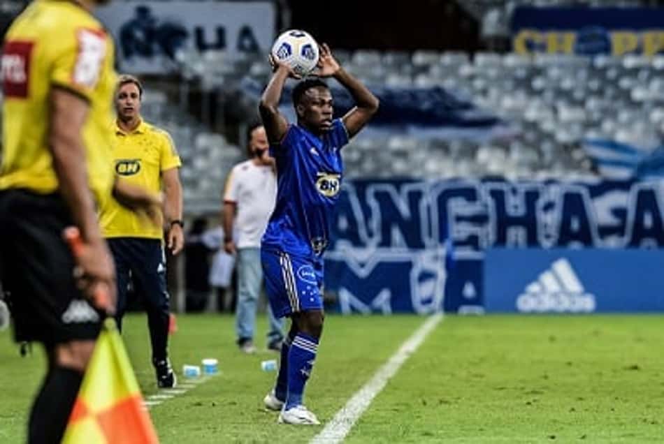 Cruzeiro afasta o lateral Klebinho que teve contato com uma pessoa infectada pela Covid-19