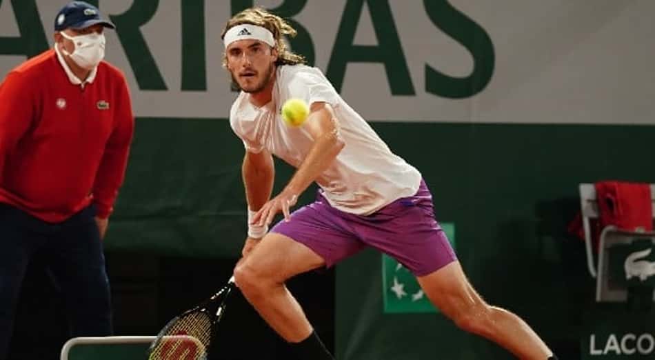 Tsitsipas vira contra Isner e vai às oitavas em Roland Garros