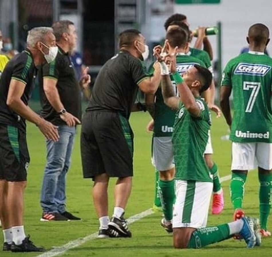 Atacantes brilham e Goiás vence o Confiança na Série B