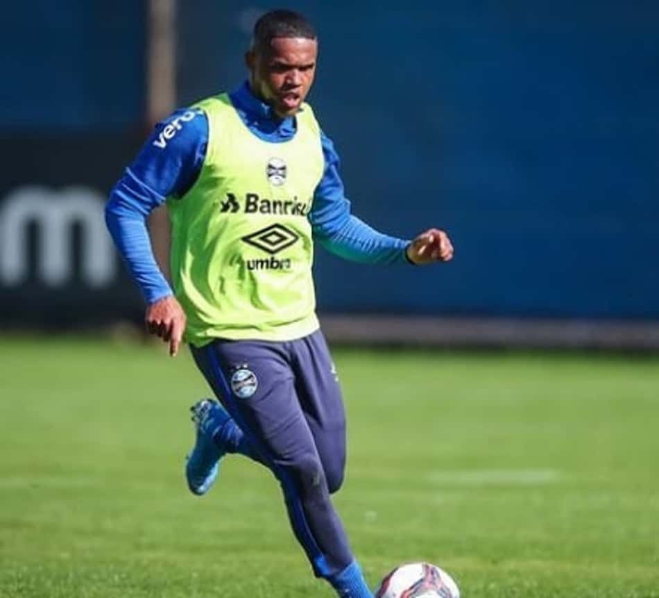 Douglas Costa é relacionado e estreia fica próxima de acontecer