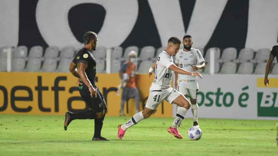 Guto Ferreira lamenta atuação ruim da defesa contra o Santos