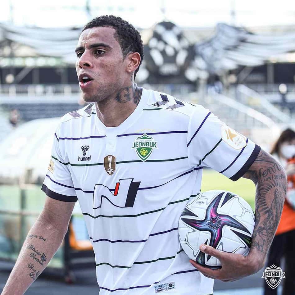 Gustagol brilha, marca quatro gols em uma única partida e iguala recorde pelo Jeonbuk
