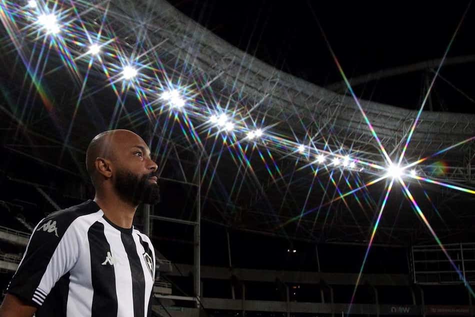 Pelas redes sociais, Chay comemora gol marcado pelo Botafogo: 'Espero que seja o primeiro de muitos'