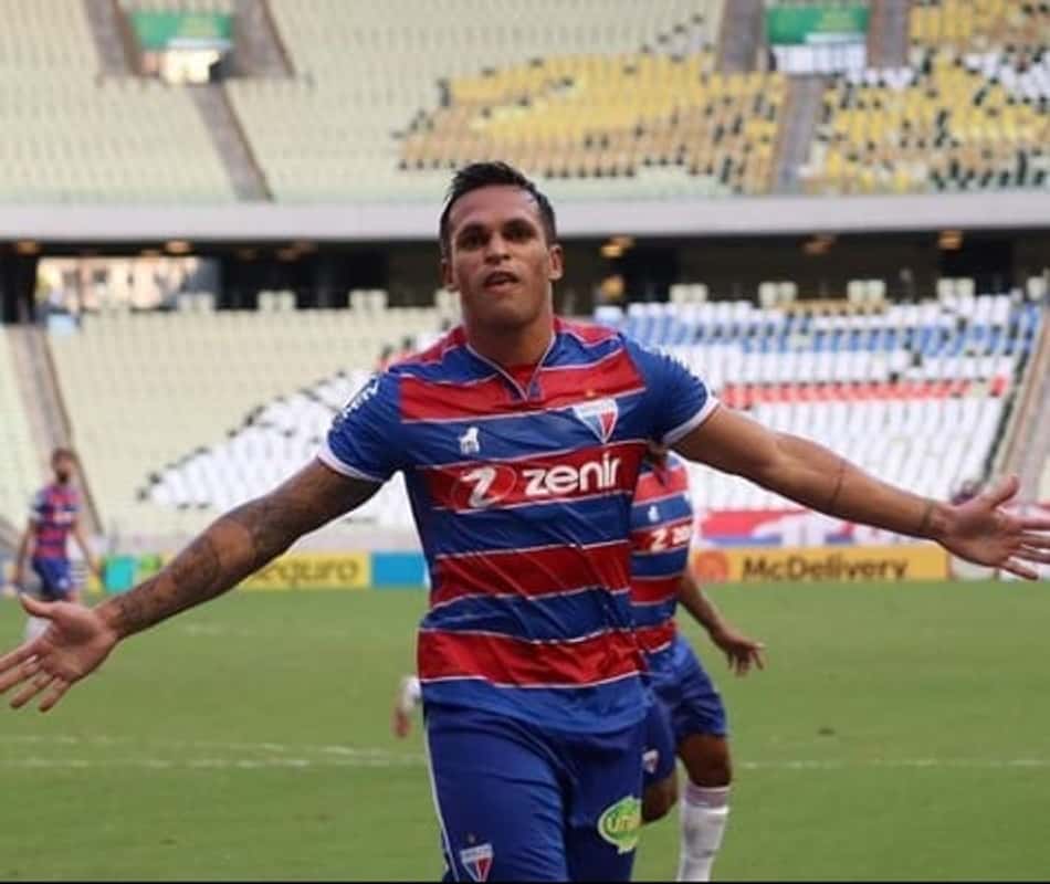 Fortaleza massacra o Internacional e mantém 100% no Brasileirão