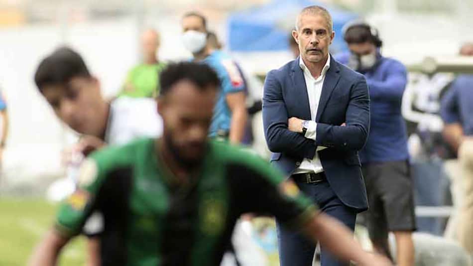 Sylvinho analisa vitória do Corinthians e admite acertar o time primeiro pela defesa
