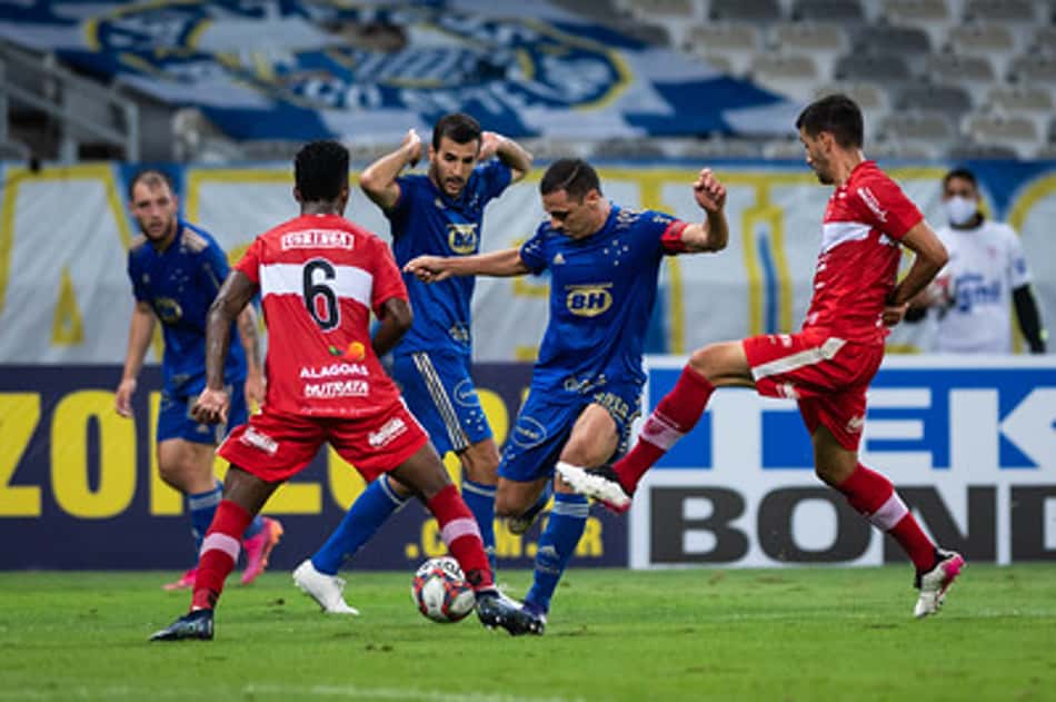 Em jogo de sete gols CRB derrota o Cruzeiro no Mineirão e 'manda' a Raposa para a lanterna da Série B