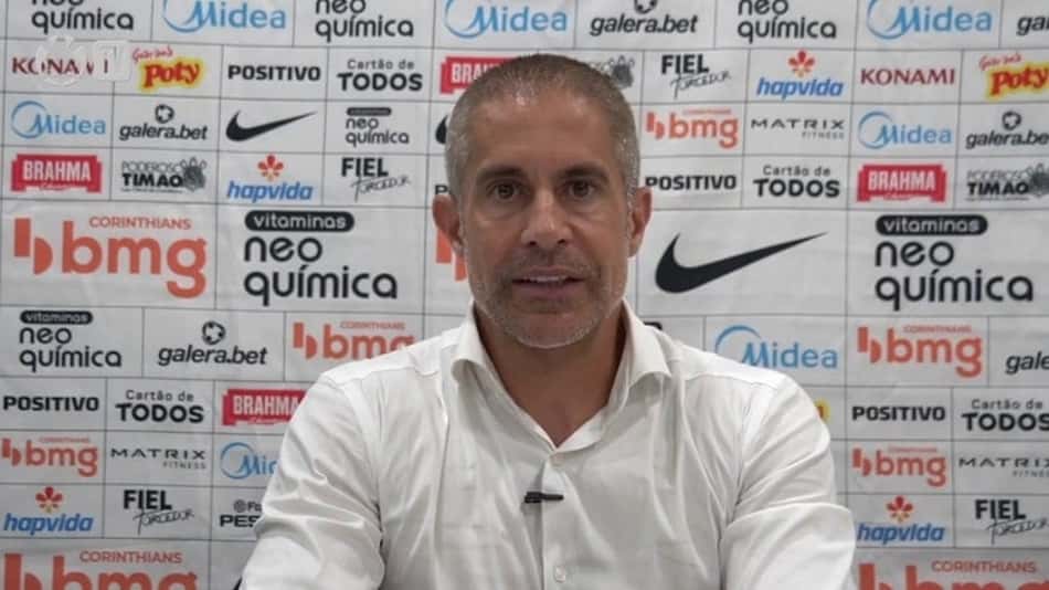 Sylvinho evita dar prazo para poder mostrar seu trabalho no Corinthians: 'Temos que acelerar etapas'