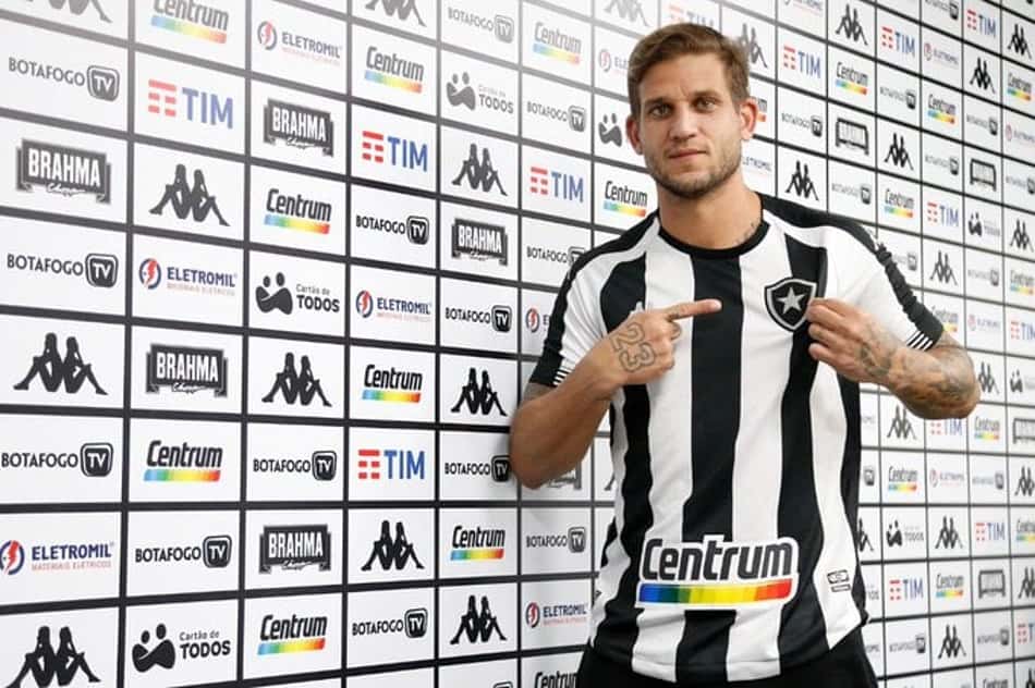 Rafael Moura mostra liderança e afirma que vai exigir do grupo do Botafogo: 'Não gosto de perder'