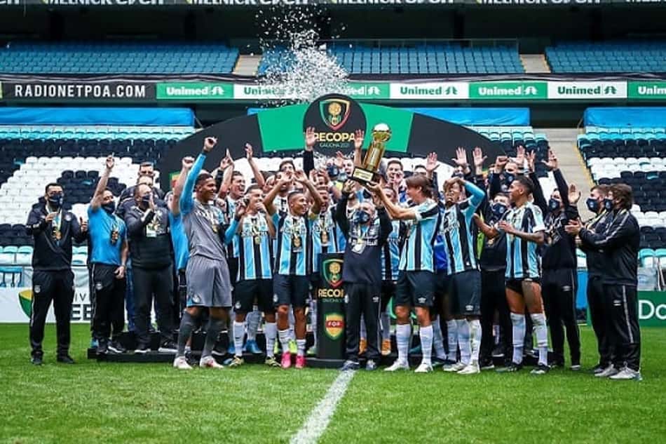 Jovem goleiro do Grêmio se emociona por estrear em título da Recopa Gaúcha