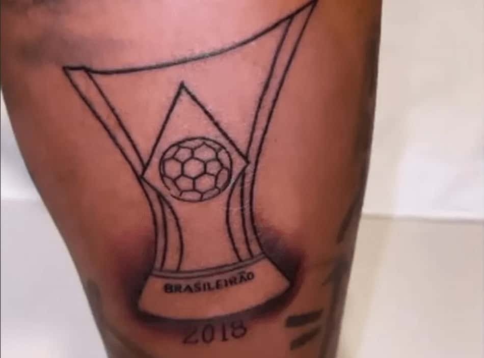 De volta, Deyverson tatua taça do Decacampeonato do Palmeiras