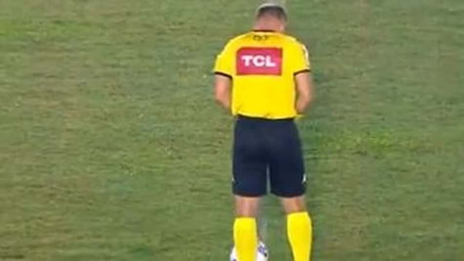Árbitro de São Paulo x 4 de Julho sofre de incontinência urinária e já foi flagrado fazendo xixi em campo