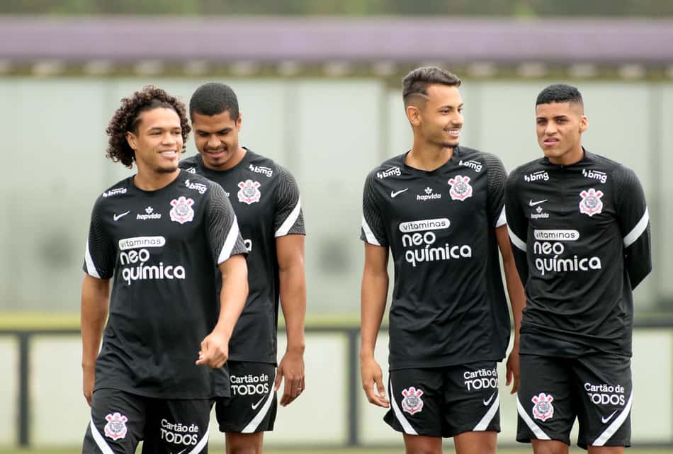Atletas da base completam treinamento em reapresentação do Corinthians